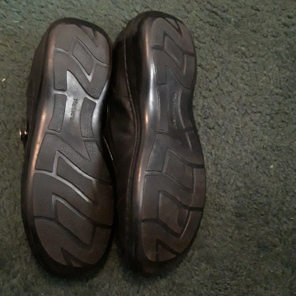 Slip on black leather Naturalizer shoes - Picture 2 of 3